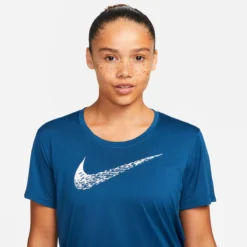 Nike Swoosh Run Shirt -Buitensportuitrusting nike swoosh run shirt 2000x2000 234778